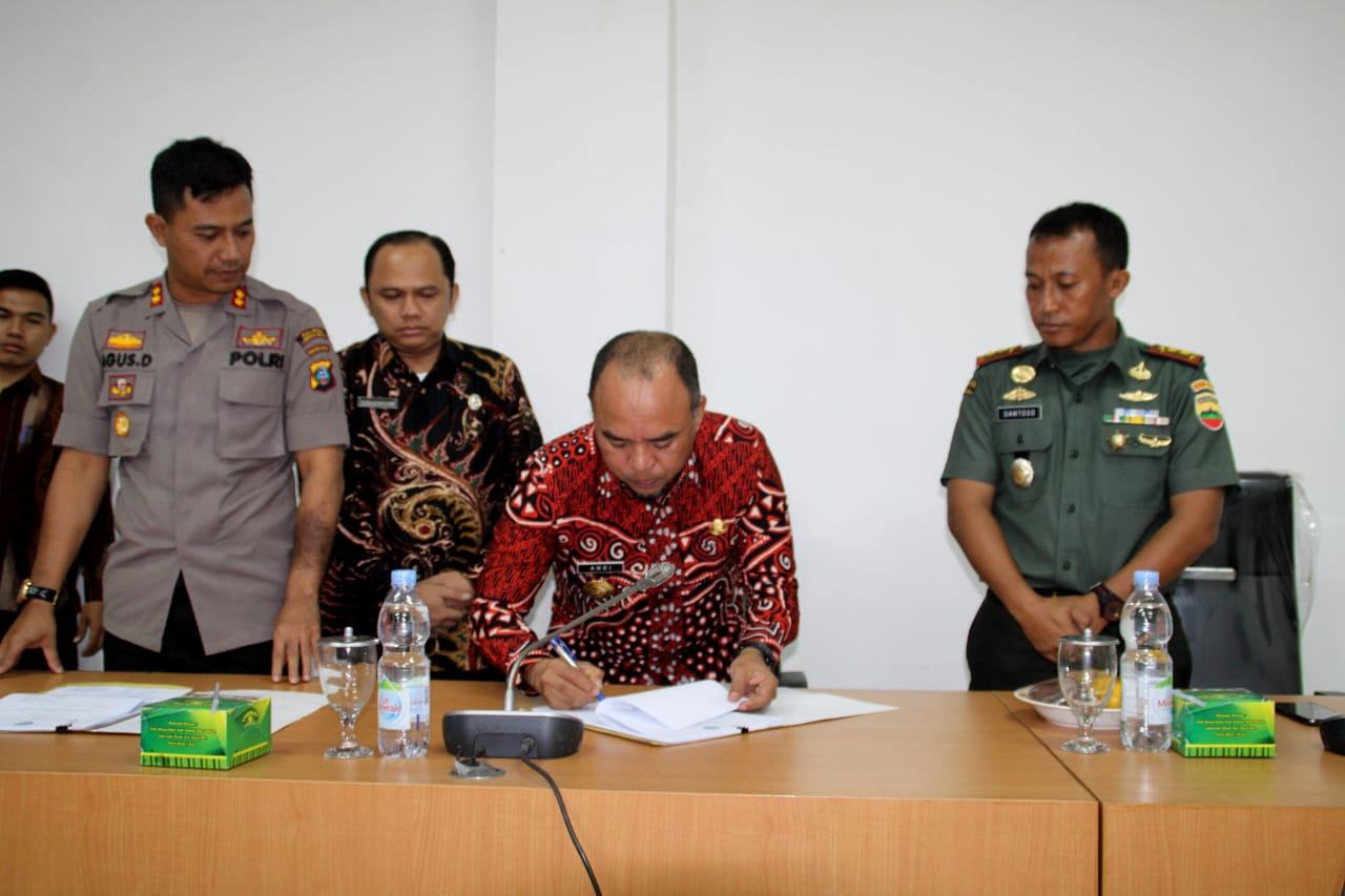 NPHD Pilkada 2020, Bupati, Dandim dan Kapolres Labuhanbatu Tandatangani 