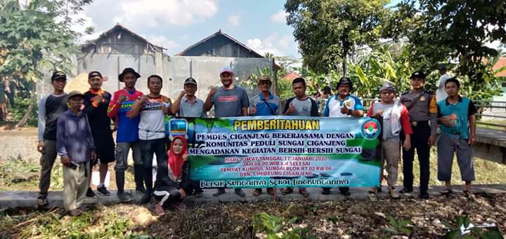 Pemdes Ciganceng Pangandaran Bersama KPSC, Lakukan Pembersihan Aliran Sungai