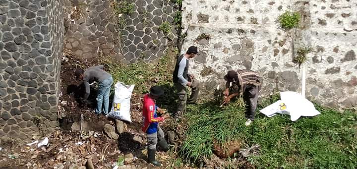 Pemdes Ciganceng Pangandaran Bersama KPSC, Lakukan Pembersihan Aliran Sungai
