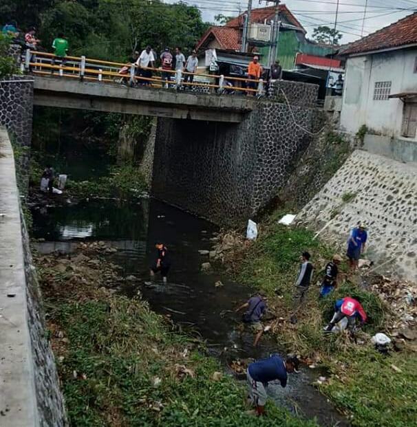 Pemdes Ciganceng Pangandaran Bersama KPSC, Lakukan Pembersihan Aliran Sungai