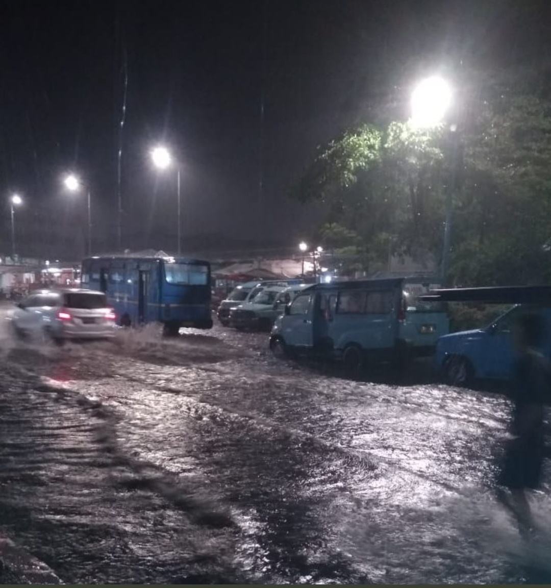 Banjir di Jakarta Barat, Warga Evakuasi Perabotan