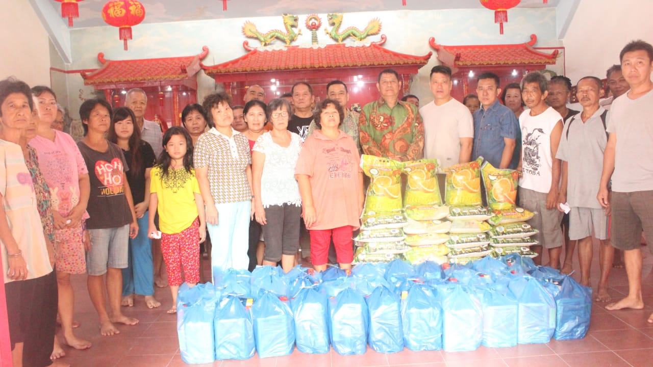 Sambut Imlek, Pengurus Yayasan Budi Agung Labuhanbatu Berbagi Sembako