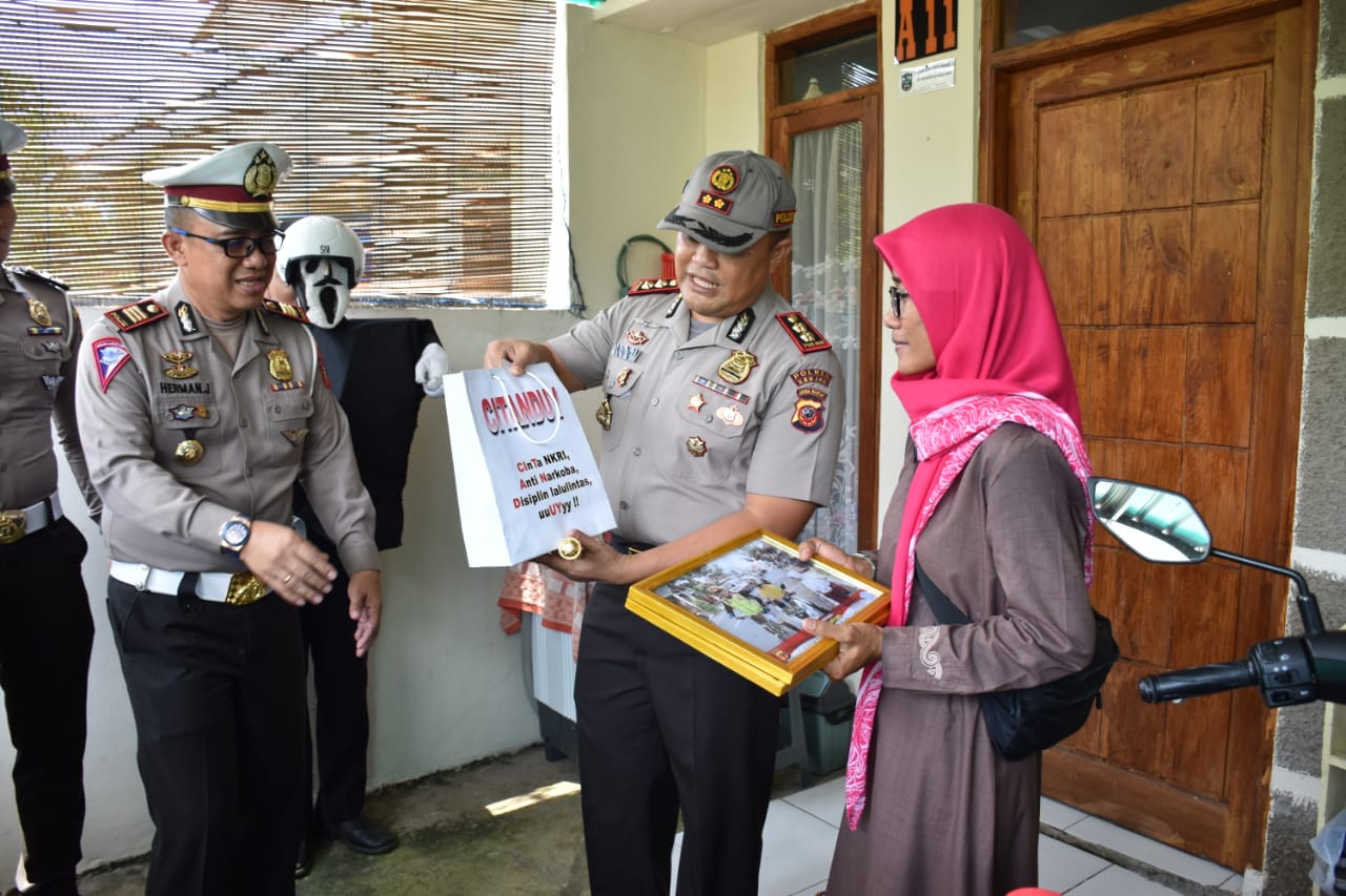 Disiplin Berlalu Lintas, Kapolres Banjar Berikan Penghargaan kepada Karyawan PLN