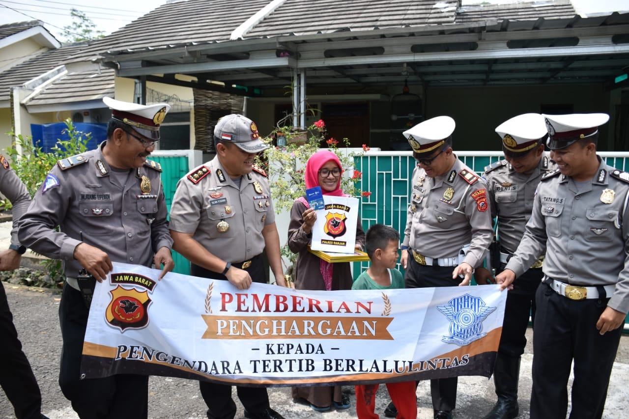 Disiplin Berlalu Lintas, Kapolres Banjar Berikan Penghargaan kepada Karyawan PLN