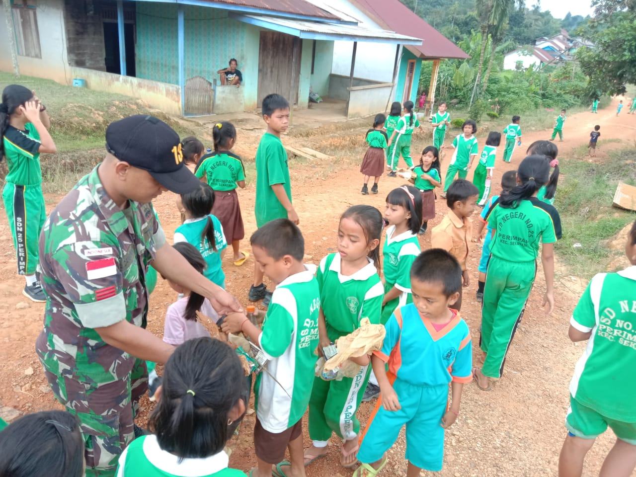Satgas Pamtas 133/YS, Ajari Murid SDN 25 Perimpah Peduli Lingkungan
