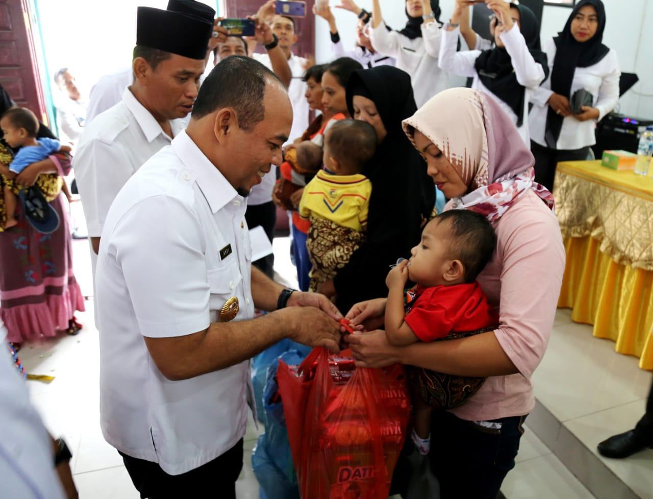 Bupati Labuhanbatu, Serahkan Bantuan Penanggulangan Gizi Buruk untuk 50 Anak Balita