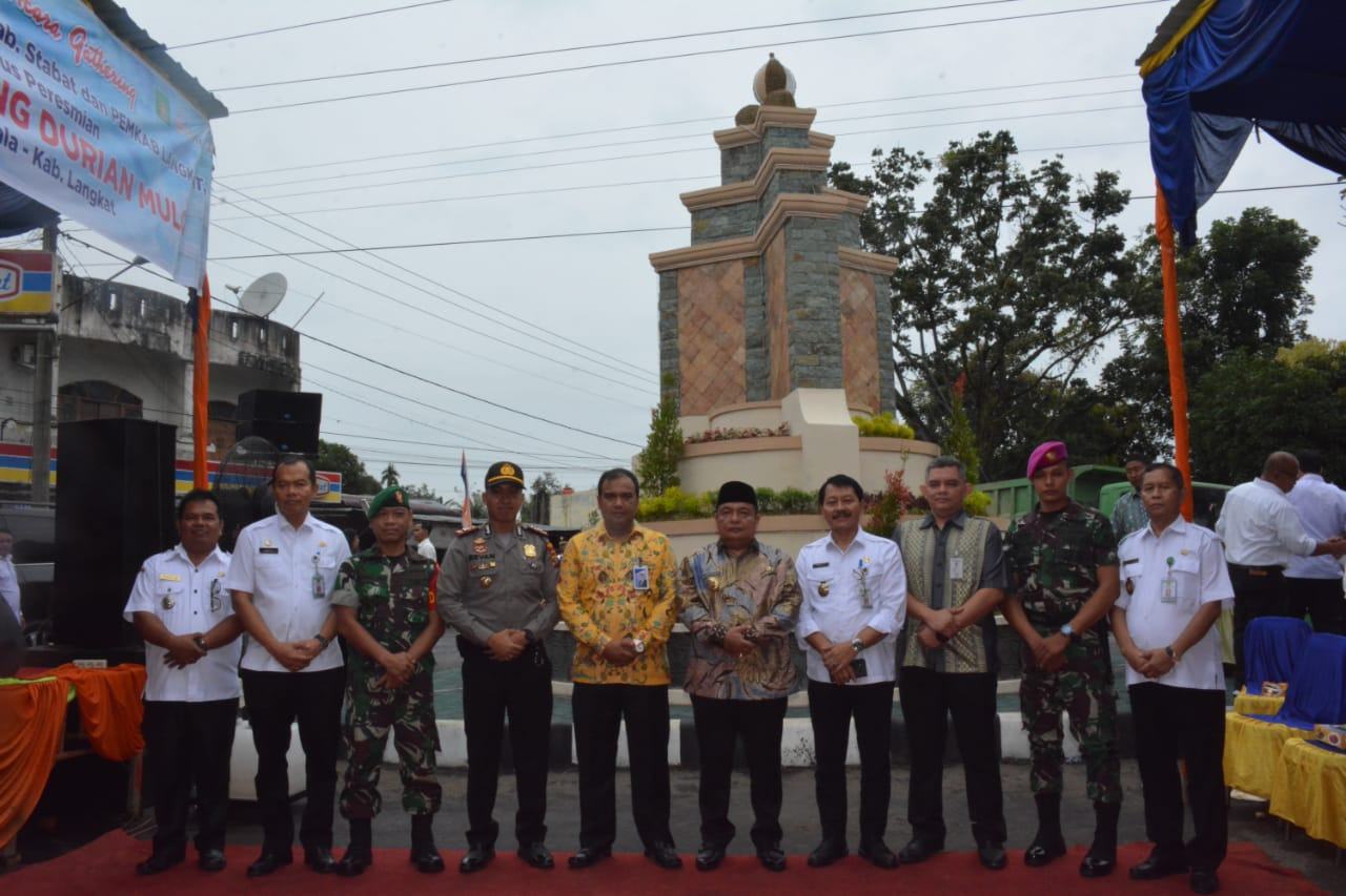 Bupati dan Ketua TP PKK Langkat, Resmikan Tugu Simpang Durian Mulo