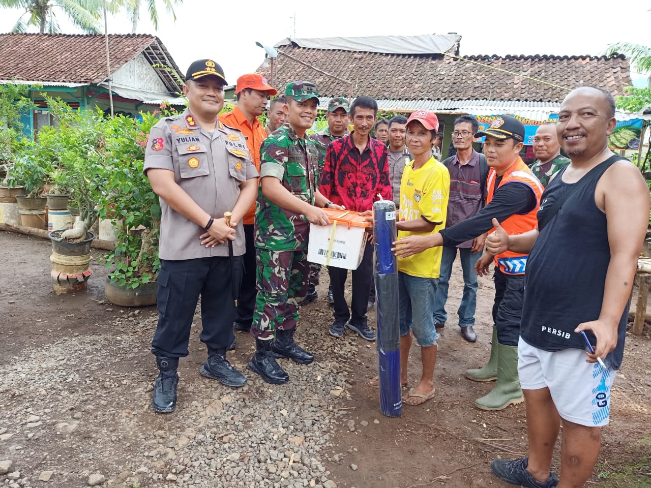 Kapolres Banjar, bersama Dandim dan Wakil Walikota Banjar Salurkan Bantuan Korban Angin Puting Beliung