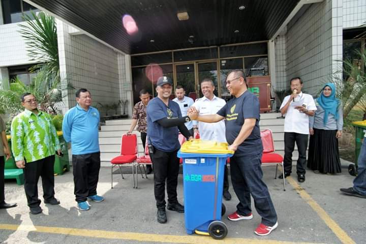 Terima 50 Unit Tong Sampah, Akhyar Apresiasi PT BGR Divre I Medan