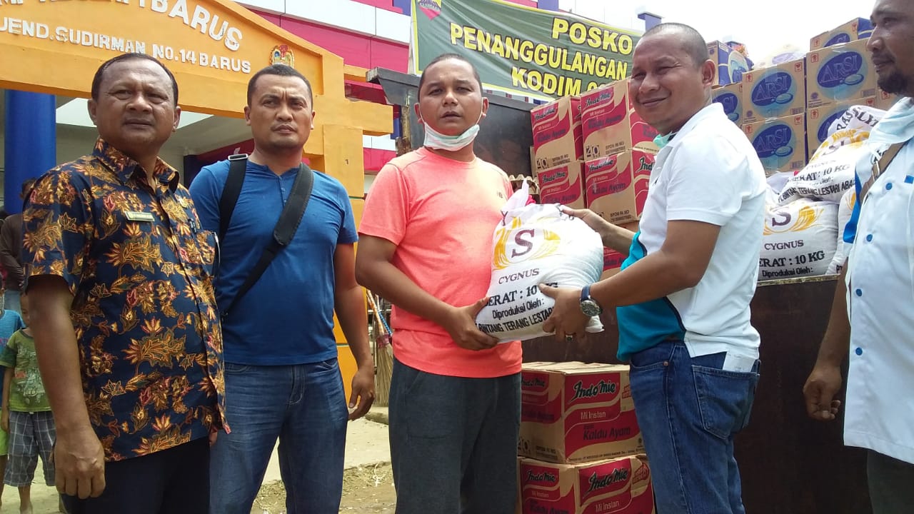 Bupati Tapteng Salurkan Rp 200 Juta Bantuan Pribadi dan Pemkab 3.000 Paket Sembako Sebagai Awal