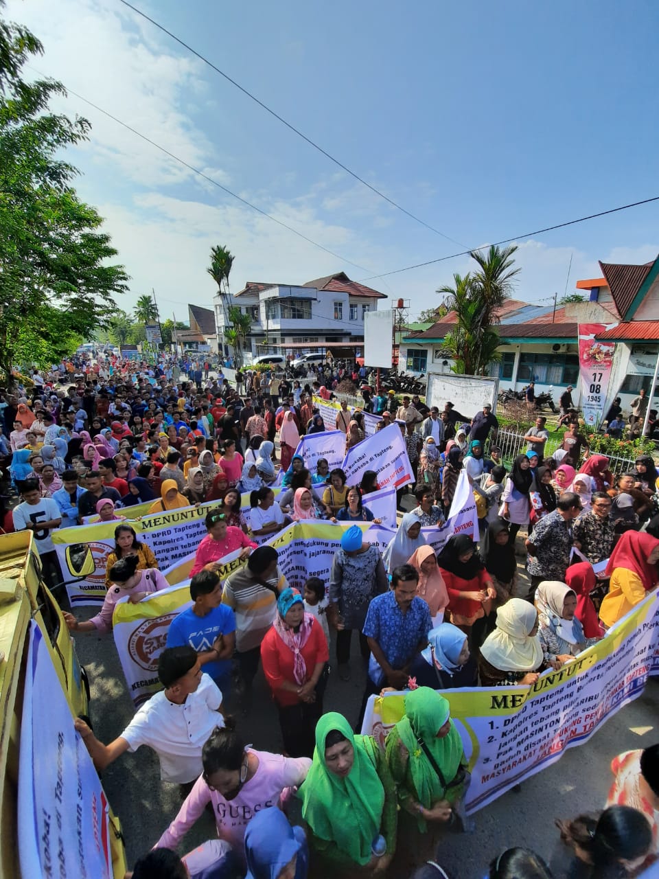 Bikin Gaduh, Puluhan Ribu Masyarakat Tapteng Tuntut Masinton Minta Maaf