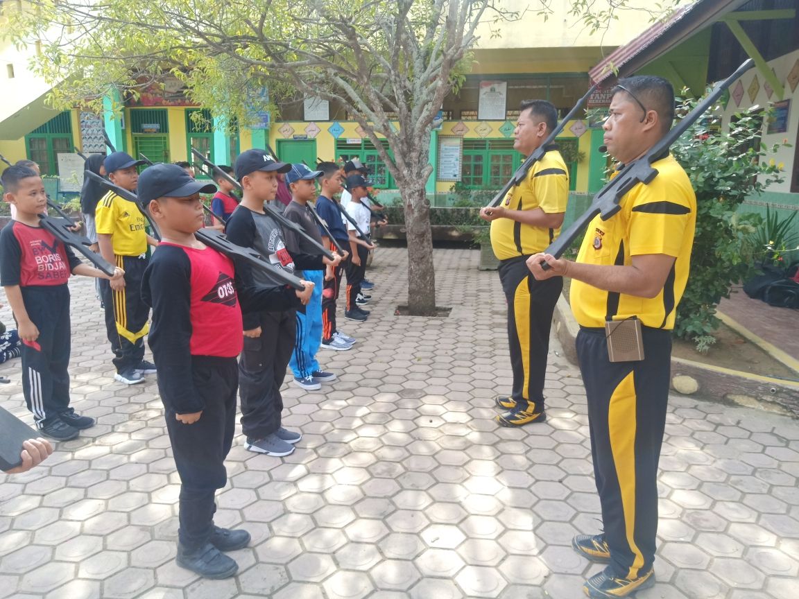 Aipda Saiful Ritonga Melatih Polisi Cilik