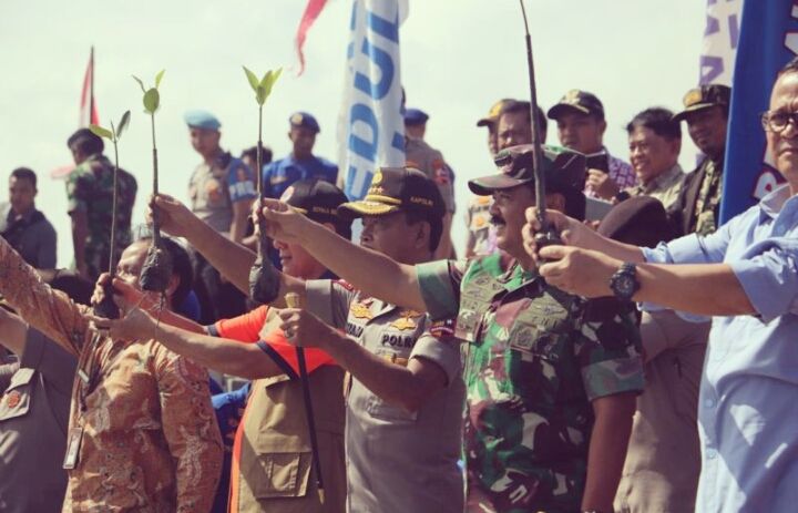Seluruh Polda Se-Indonesia Laksanakan Penanaman Mangrove dan Penebaran Benih Ikan