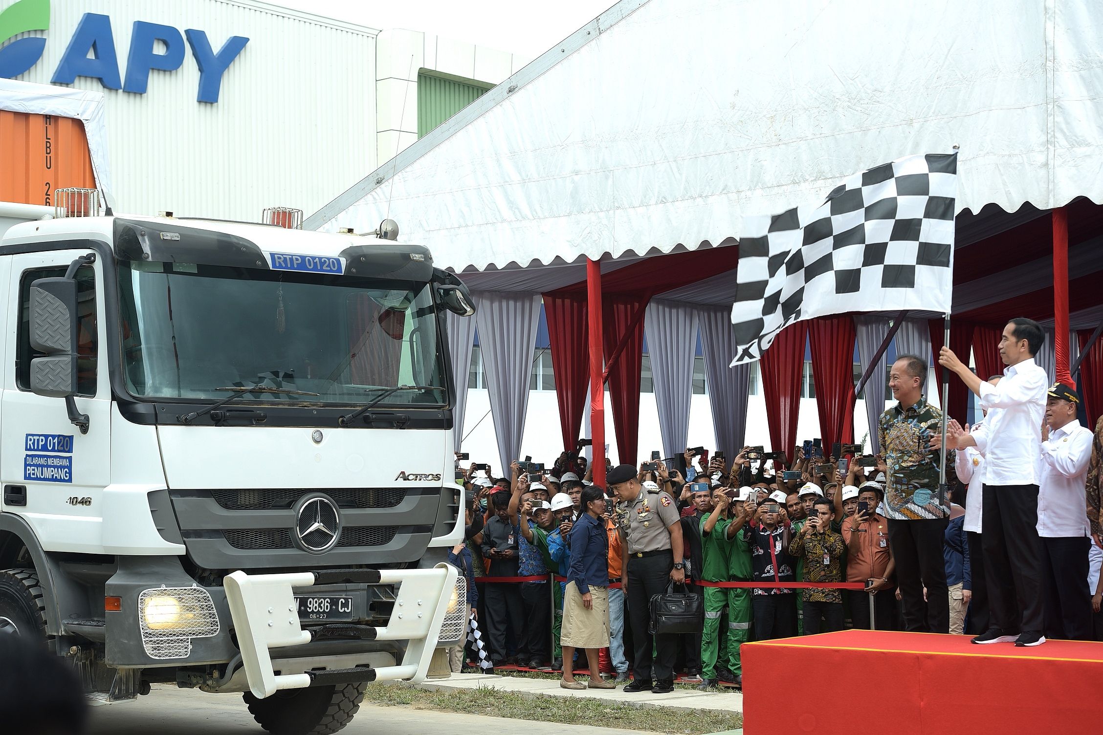 Jokowi Apresiasi Penerapan Teknologi Serat Kayu Jadi Kain