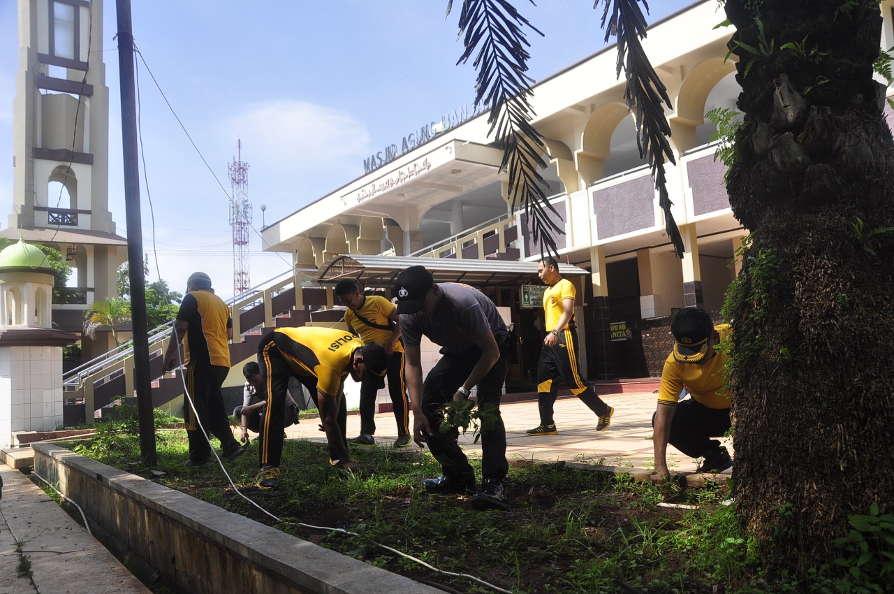 Polres Banjar, Bersihkan Rumah Ibadah