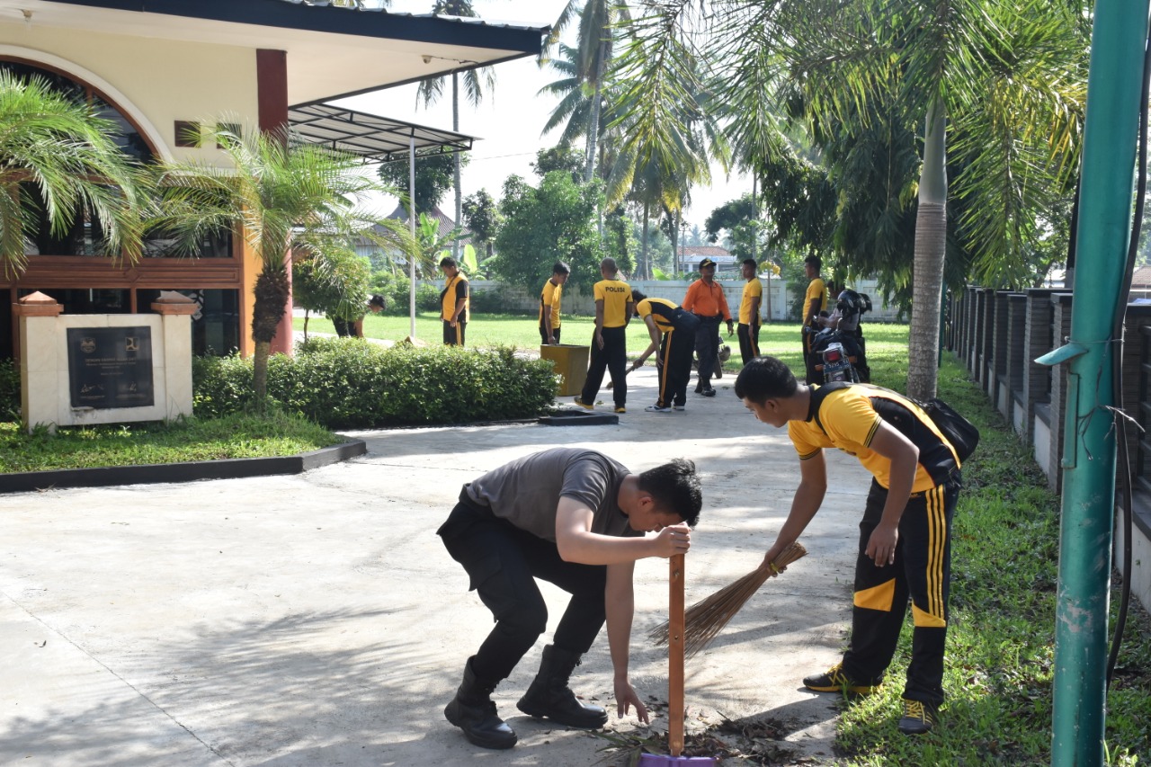 Polres Banjar, Bersihkan Rumah Ibadah