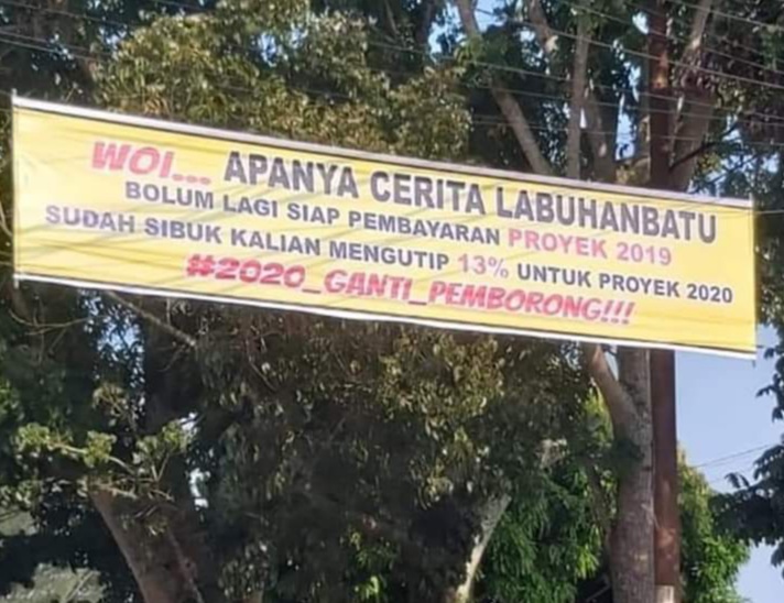 Spanduk Bertuliskan Citra Buruk Pemkab Labuhanbatu Terpampang Disamping Mapolres