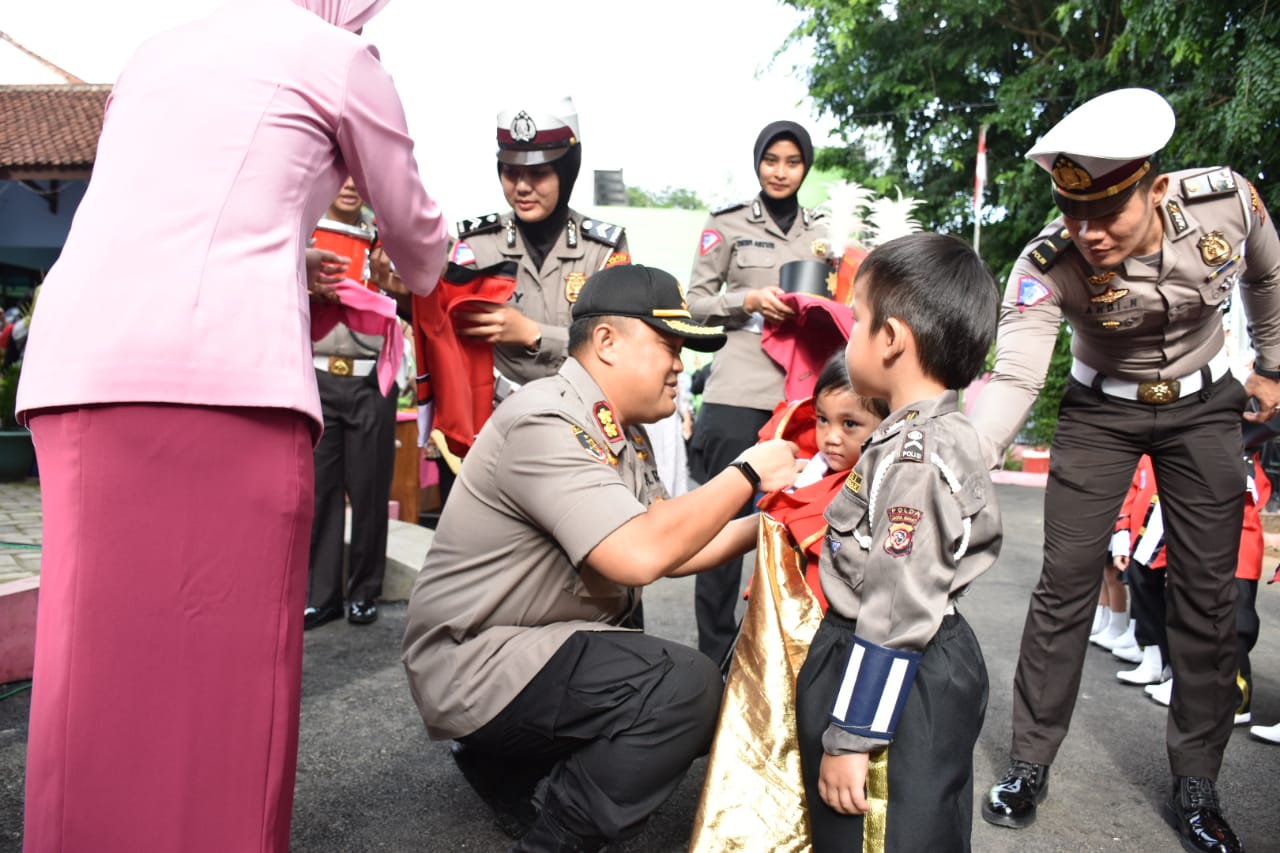 Kapolres Banjar, Serahkan Bantuan untuk Sekolah TK Kemala Bhayangkari 26 Banjar
