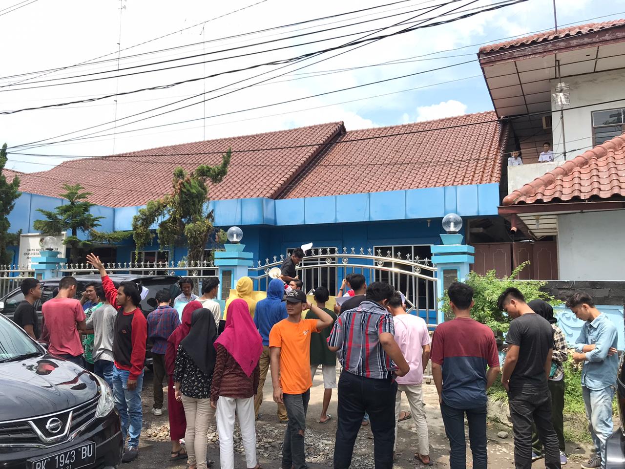 Pemuda LIRAPemuda LIRA Medan, Menggeruduk Kantor Dinas Perikanan dan Kelautan SumutMedan, Menggruduk Kantor Dinas Perikanan dan Kelautan Sumut