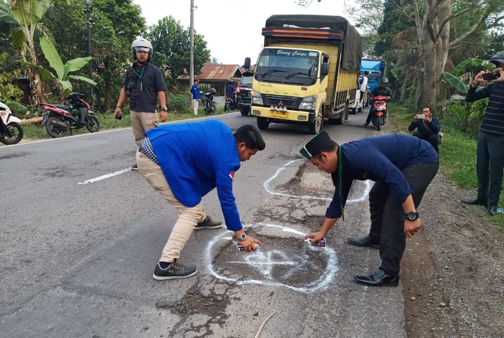 HMI dan PMII Langkat, Gunakan Filox Warnai Seribu Lubang di Jalinsum