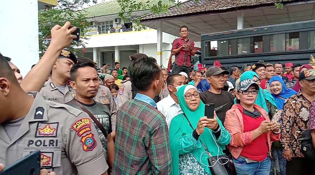 Pilkada Serentak 2020, Massa Suheri-Irwan Kerumuni Kantor KPUD Labuhanbatu