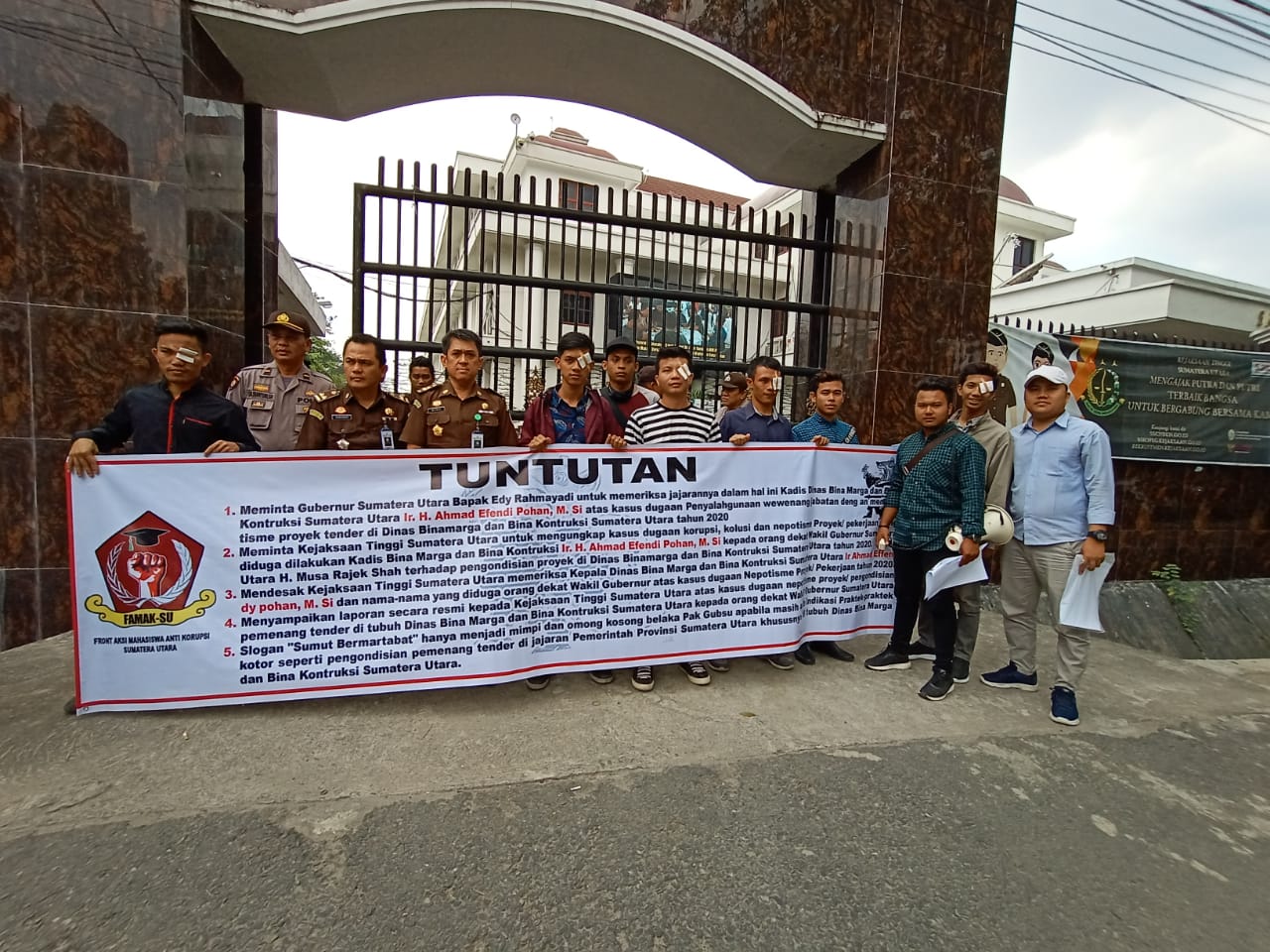 Aksi di Kejati Sumut, Famak Tutup Mata Sebelah