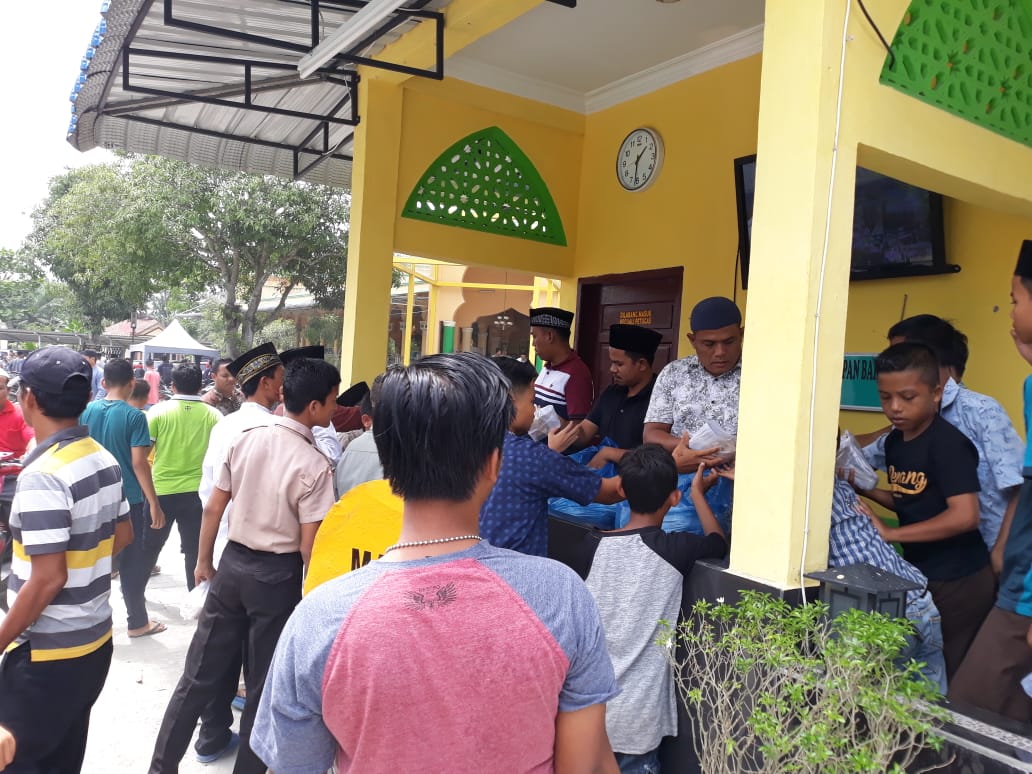 Setiap Jum'at, Di Masjid Raya Stabat Ada Bagi-Bagi Nasi Umat 
