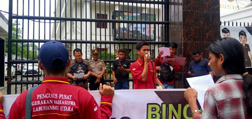 Aksi di Kejati Sumut, Mahasiswa Desak Kejatisu Periksa Kadis Perkim Labura
