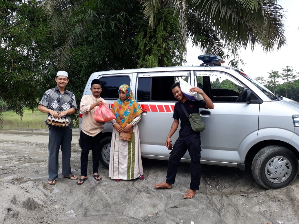 Rombongan Ambulans Masjid Raya Stabat Bagi-Bagi Sembako