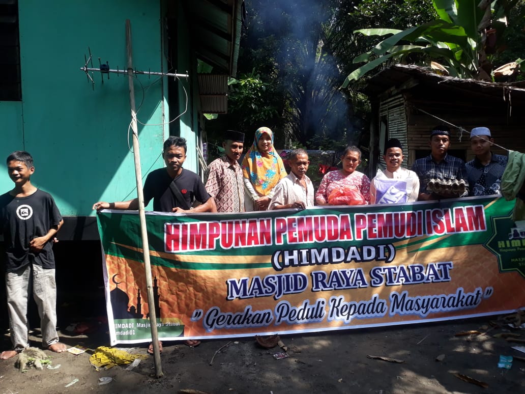 Rombongan Ambulans Masjid Raya Stabat Bagi-Bagi Sembako