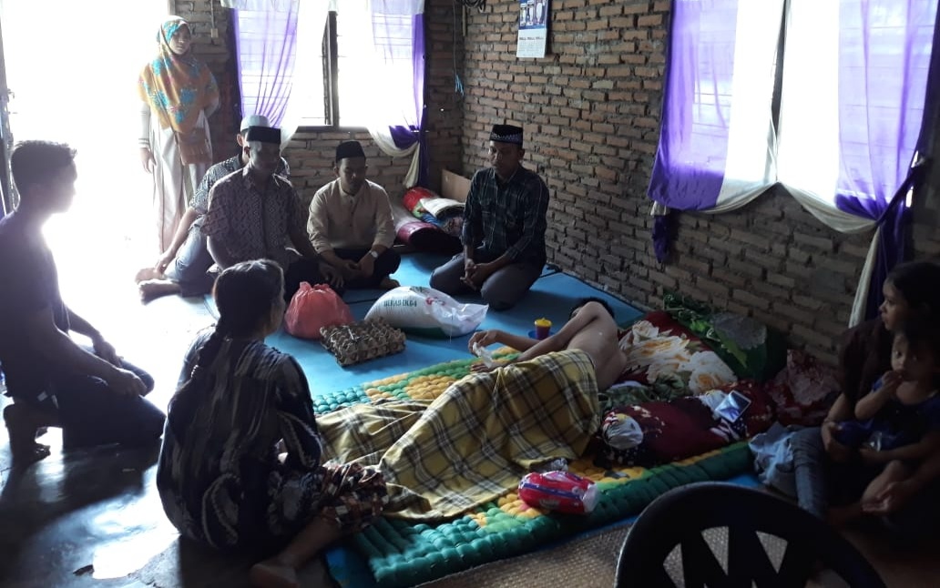 Rombongan Ambulans Masjid Raya Stabat Bagi-Bagi Sembako