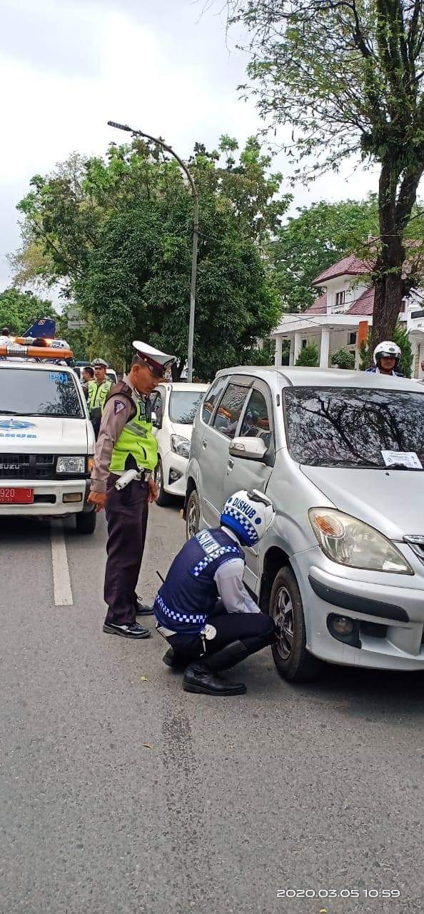 Tertibkan Parkir Liar, Dishub Kota Medan Gembosi Puluhan Ban Mobil dan Ditilang