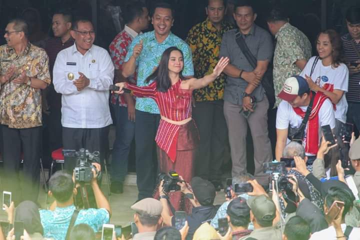 Juara Indonesian Idol Lyodra Kunjungi Balai Kota Medan