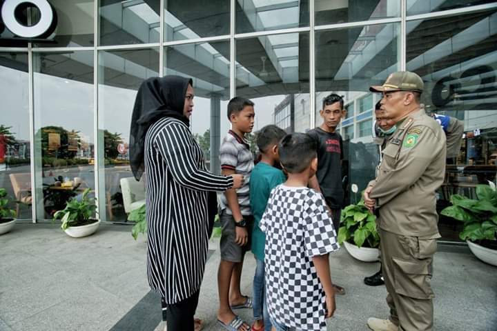 Satpol PP Kota Medan Awasi Anak Sekolah di Pusat Keramaian