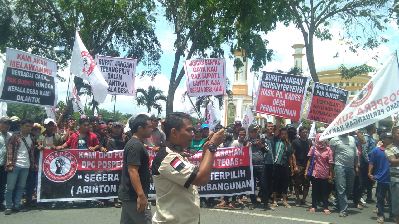 MUDANEWS.COM, Asahan - Ratusan warga Desa Perbangunan, Kecamatan Sei Kepayang, Kabupaten Asahan, mendatangi Kantor Bupati Asahan