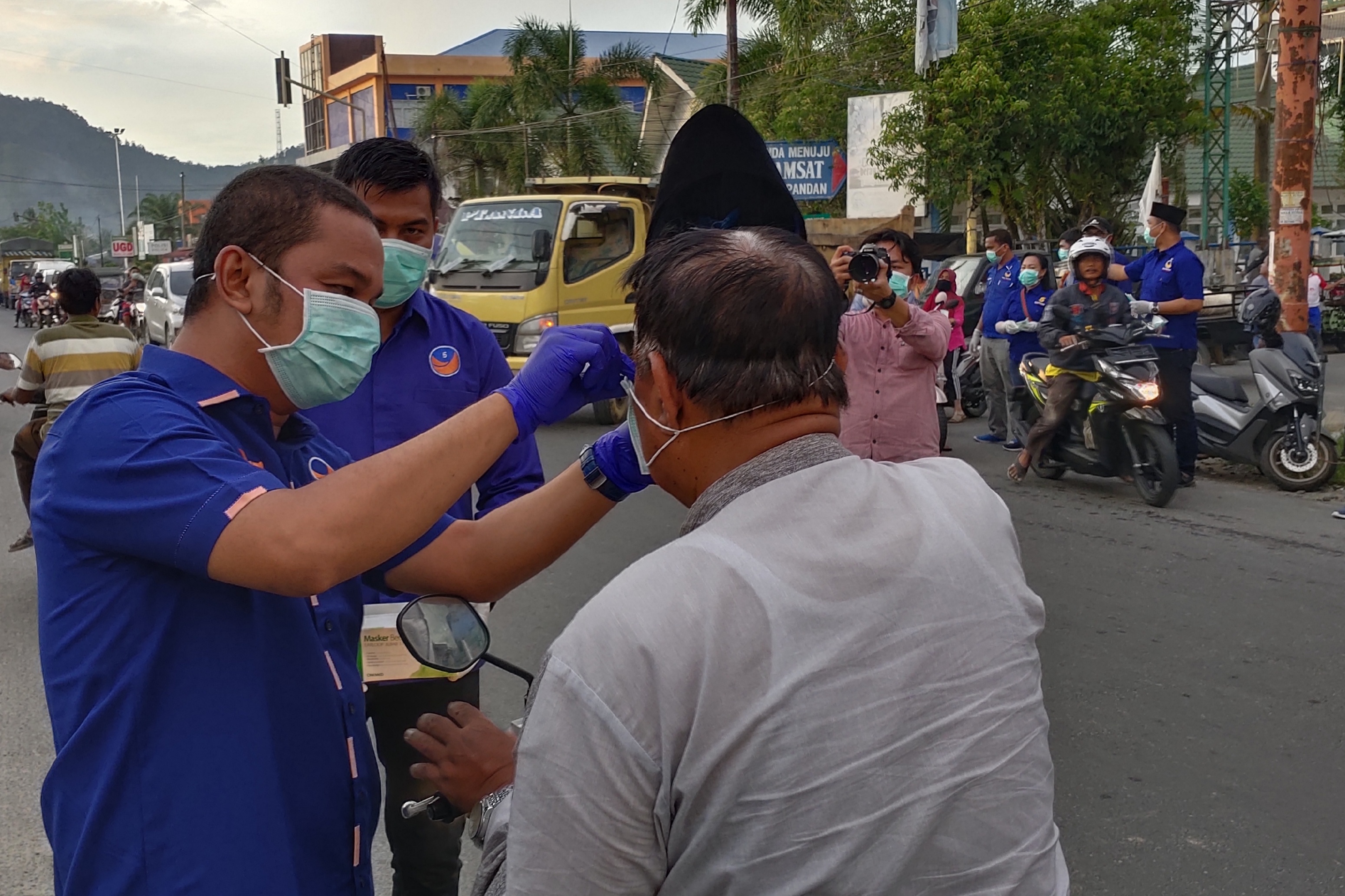 Antisipasi Penyebaran Corona DPD Nasdem Tapteng Bagikan Lima Ribu Masker