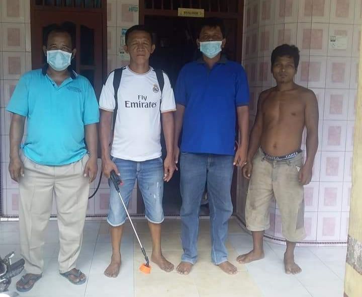 Laksanakan Intruksi Bupati Tapteng, Pemerintah Desa Purba Tua Semprot Cairan Disinfektan