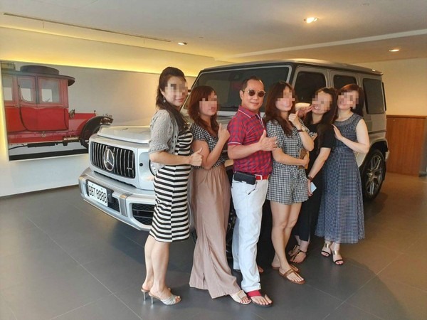 Viral, Pria Tajir Tinggal di Rumah 8 Lantai bersama 4 Istri dan 16 Selingkuhan