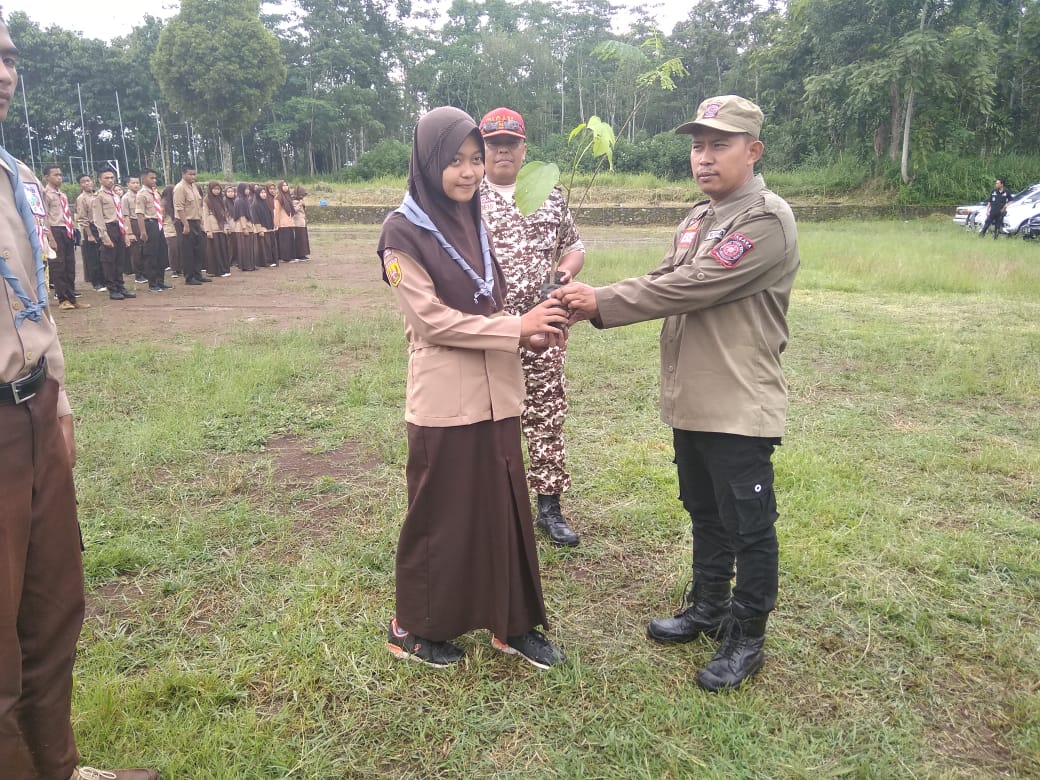 Gerakan Tanam Pohon, Tagana Ciamis Hijaukan Lapangan Sepak Bola