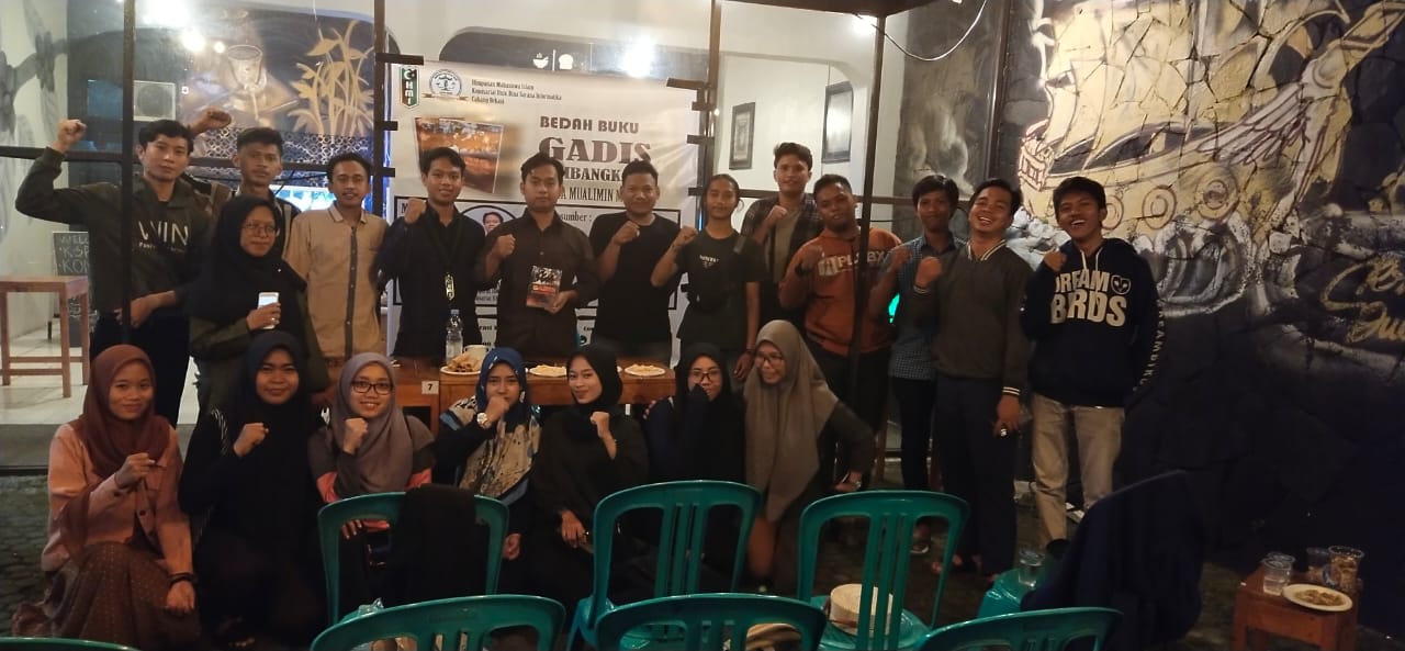 HMI BSI Bekasi Bedah Buku Gadis Pembangkang