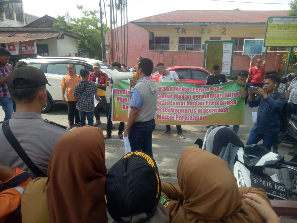 Camat Medan Perjuangan Didemo, Diduga Pungli Kepling dan Tahan Dana Kelurahan Sei Kera Hilir I,