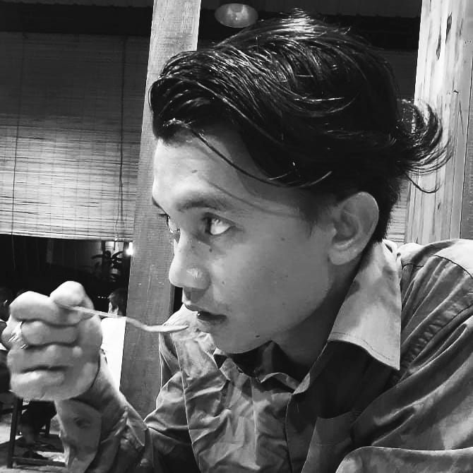 Sini ku bisik, serius aku ingin bicara?