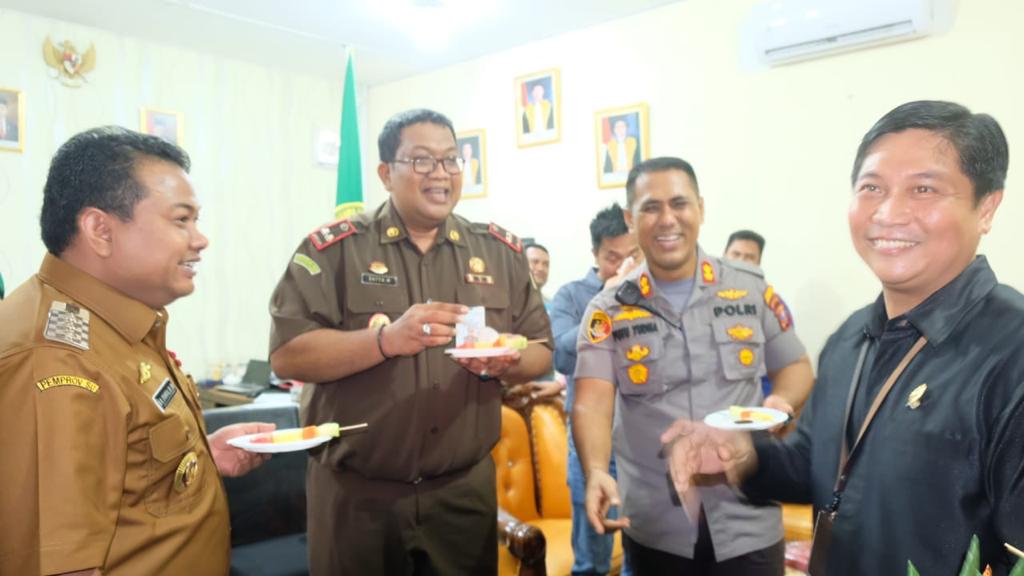 Momen Kapolres Tanjung Balai, Berikan Kejutan pada Ketua Pengadilan Negeri 