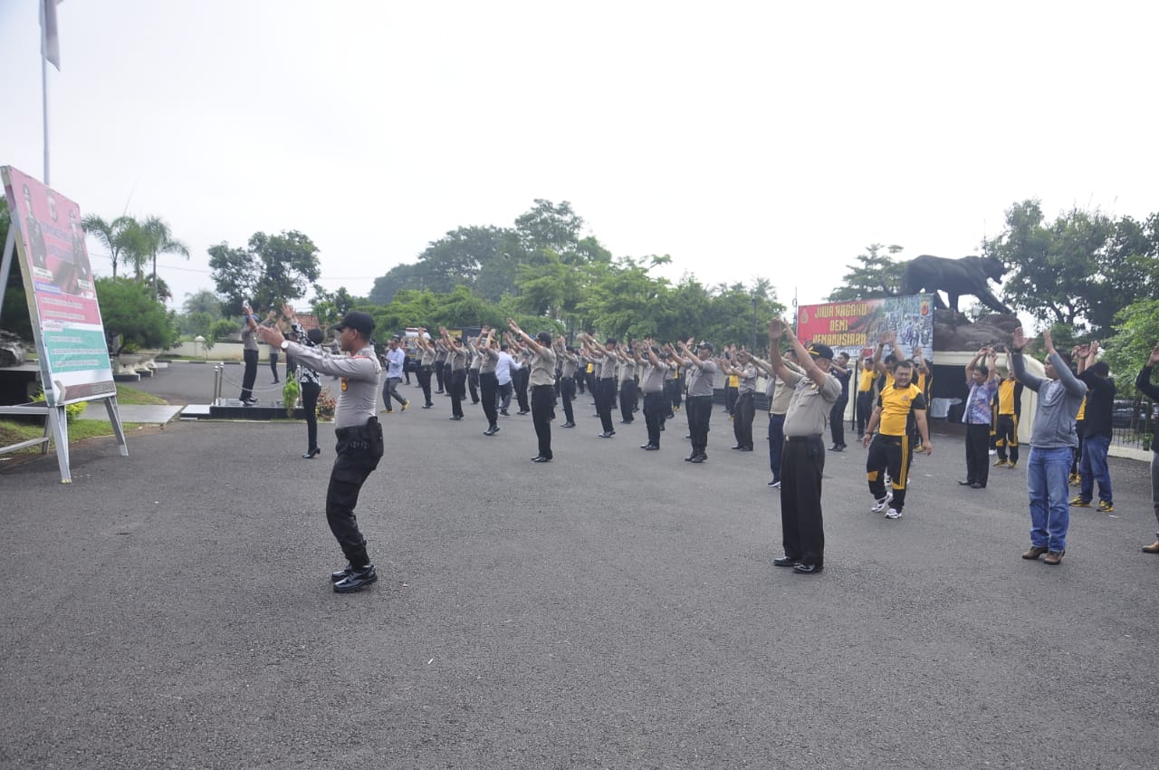 Tangkal Virus Corona, Polres Banjar Lakukan Senam AW S3