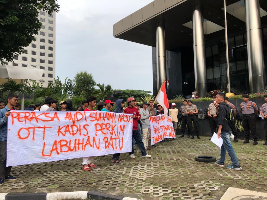Mahasiswa Aksi di Gedung KPK, Minta Andi Suhaimi Diperiksa