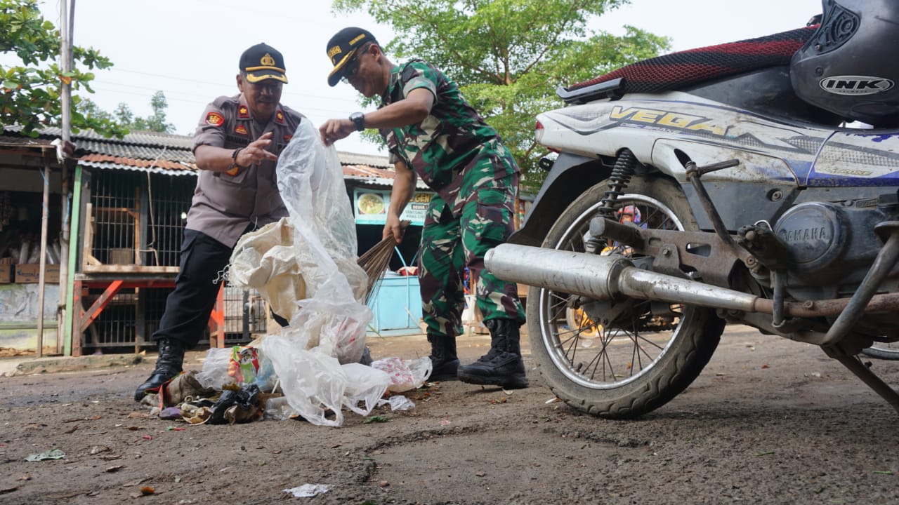Polri-TNI dan Forkopimda Bersih-Bersih di Pasar Baru