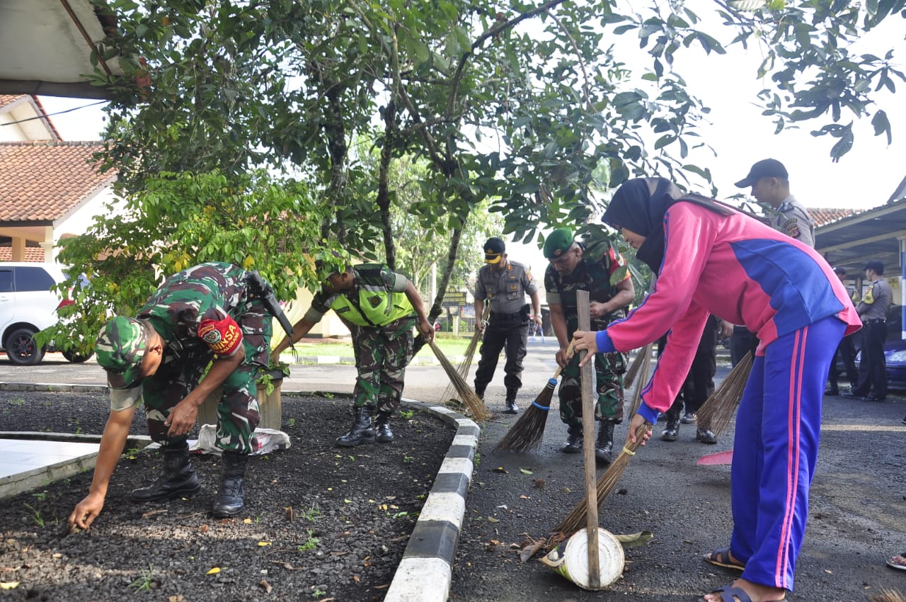 Polres Banjar, Bersih Kantor dan Asrama Cegah Virus Corona