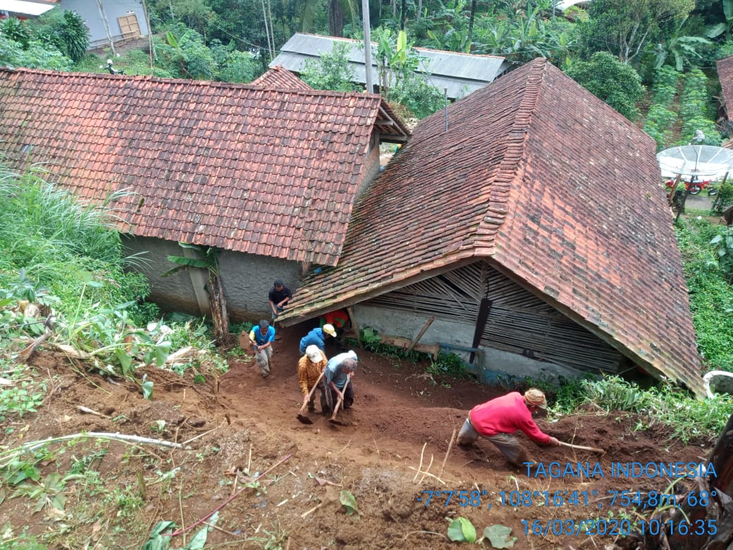 Hujan di Ciamis, Tebing Longsor