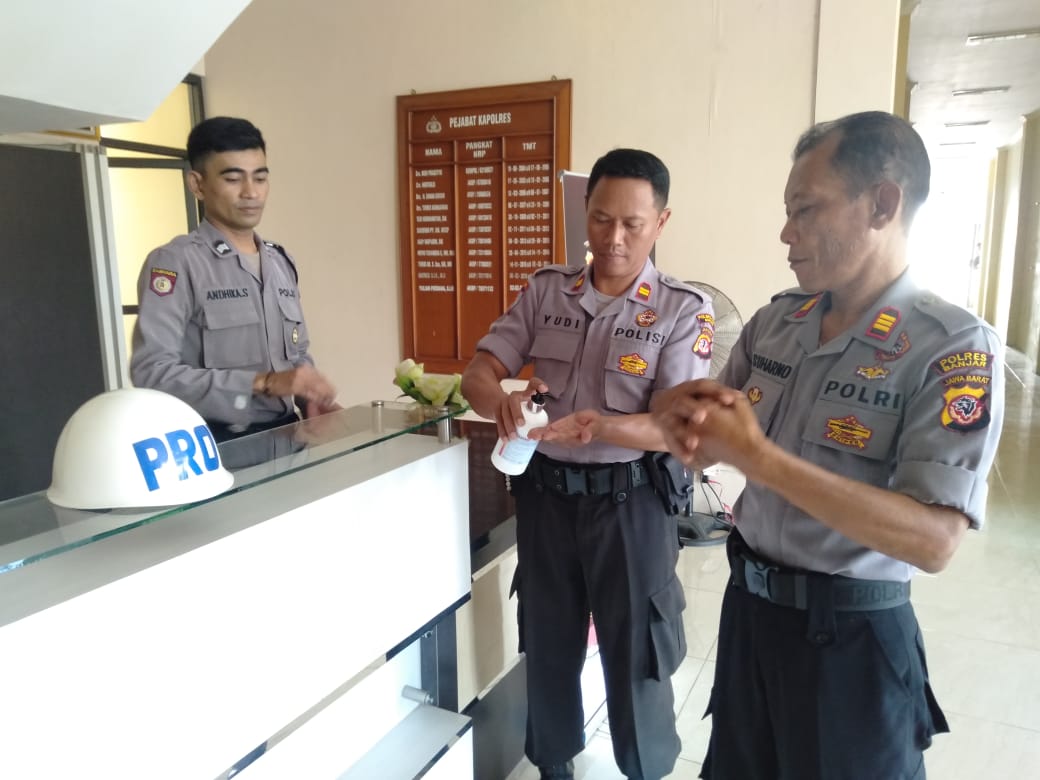 Antisipasi Virus Corona, Masuk Mapolres Gunakan Cairan Antiseptik
