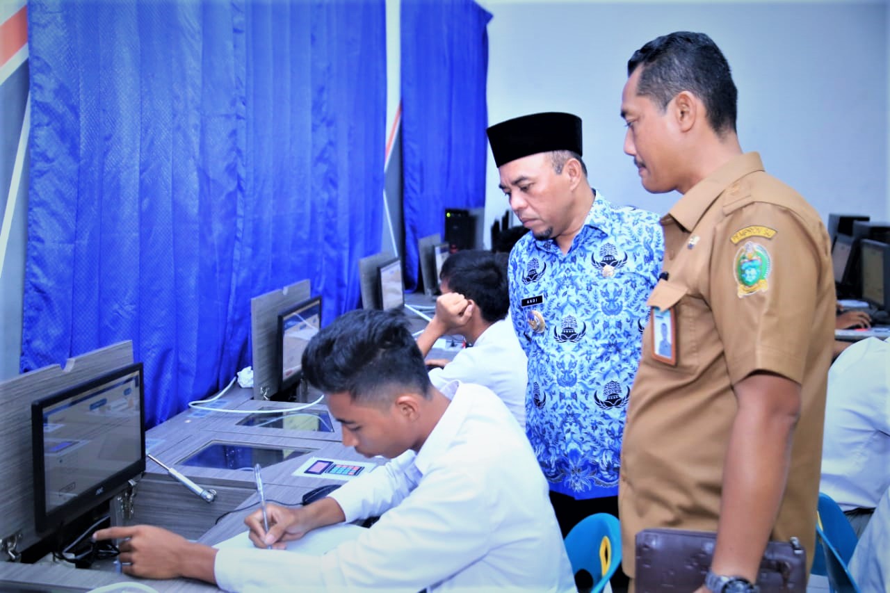 Bupati Labuhanbatu, Dihadapan Siswa SMK Pemda Jangan Pikirkan Ekonomi